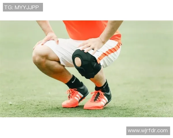 足球明星佩戴护膝的精彩瞬间与时尚风采全景展示